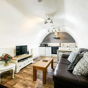 Apartment Unique 1 Bedroom Apartment-bath, Bath